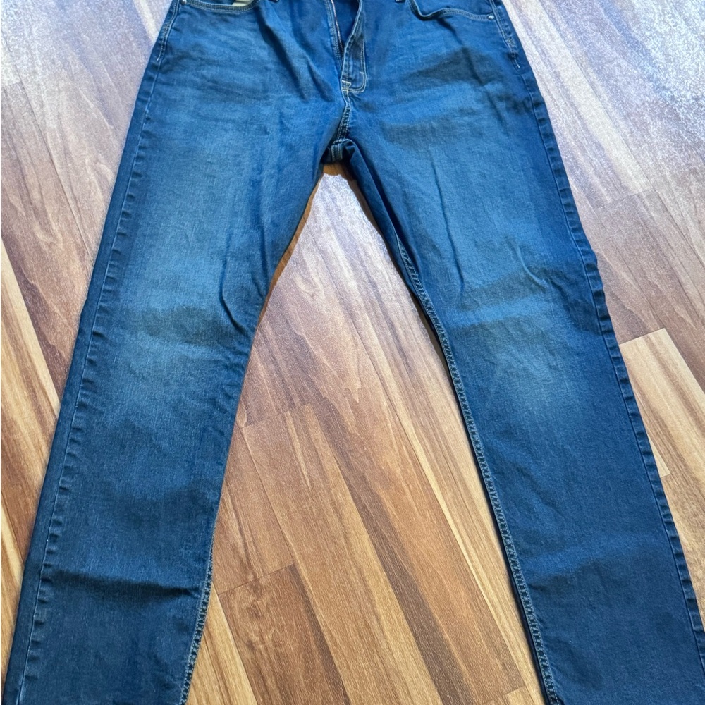 Wrangler Men's Classic Blue athletic fit Jeans